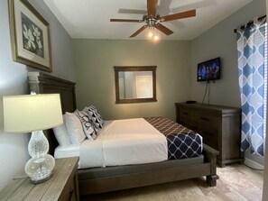 4 bedrooms, iron/ironing board, travel cot, free WiFi - Condo in Best Location. Heated Pool, near Convention Ctr, across Epic Universal. (Orlando)