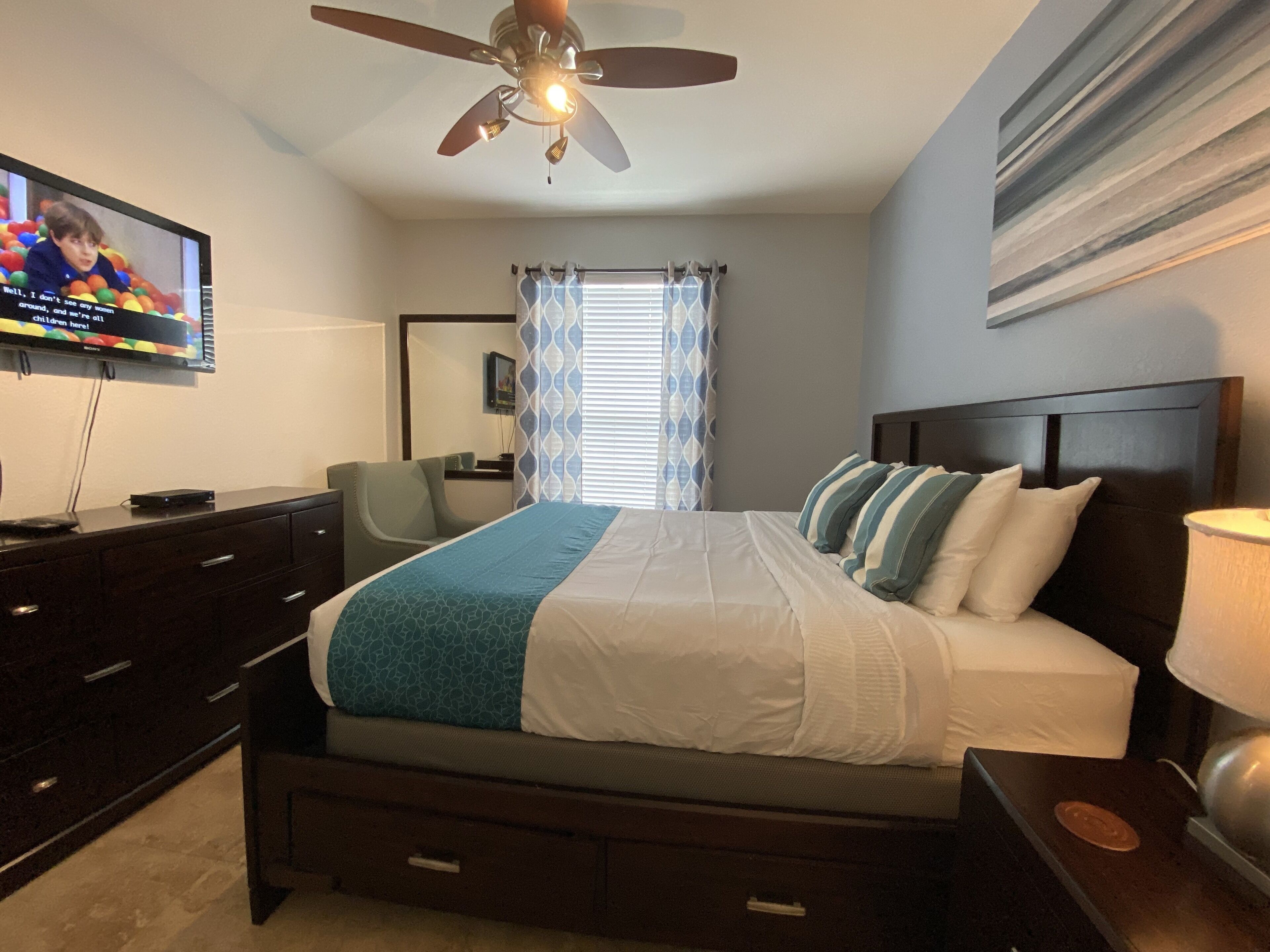 3 quartos, ferros/tábuas de passar roupa, berço de viagem