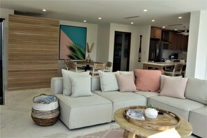 Smart TV, books - OCEANSIDE DUCK KEY HOUSE / BOAT RAMP & DOCK  (Marathon)