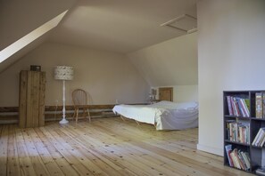 3 bedrooms, in-room safe, iron/ironing board, WiFi