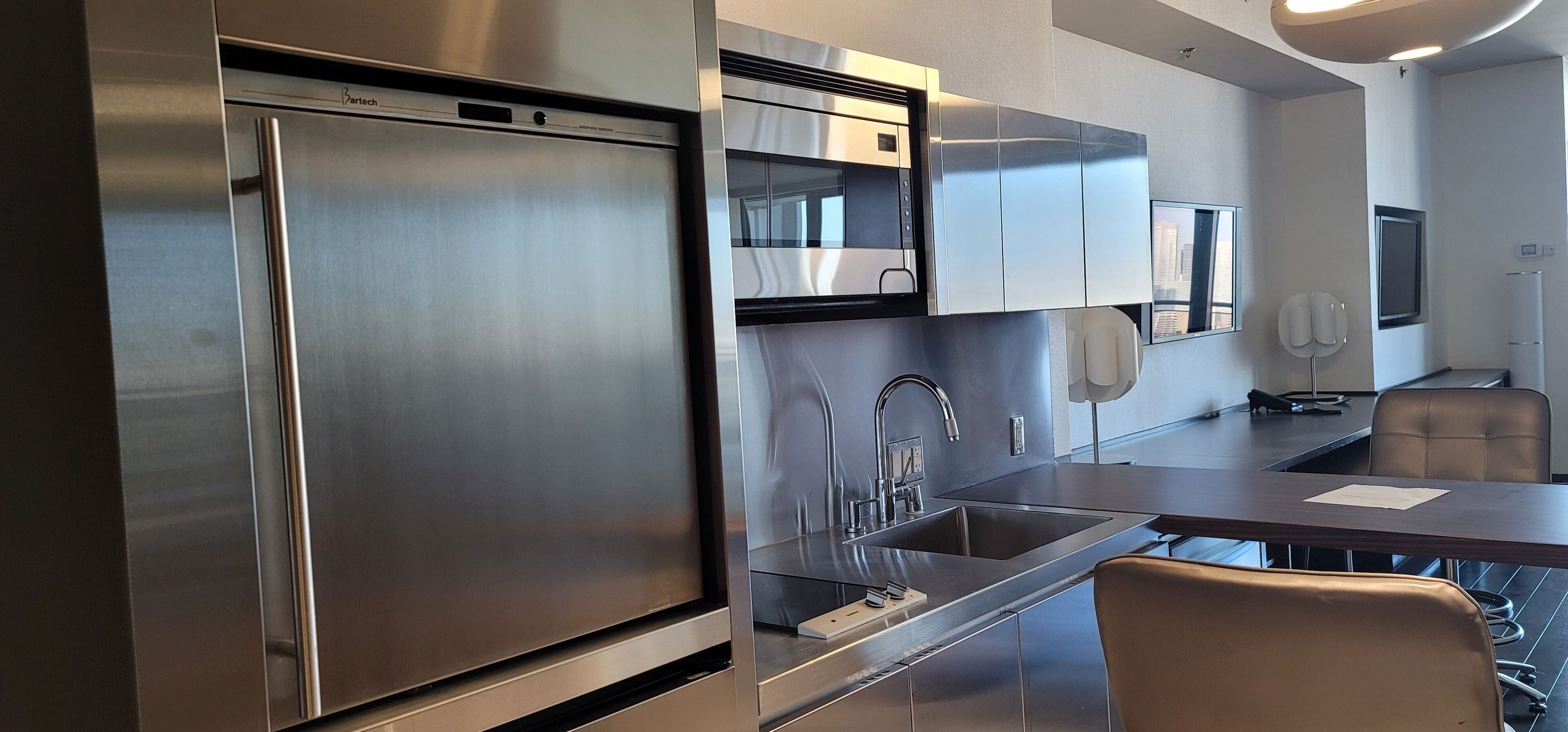 Refrigerador, microondas, horno y parrilla de estufa 