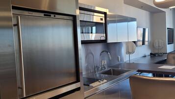 Refrigerador, microondas, horno y parrilla de estufa