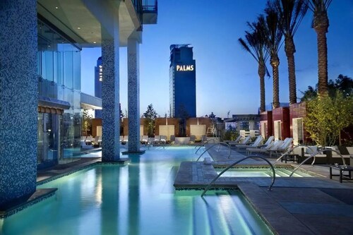 Entire Luxury 35th Floor Unit: Amazing Strip View