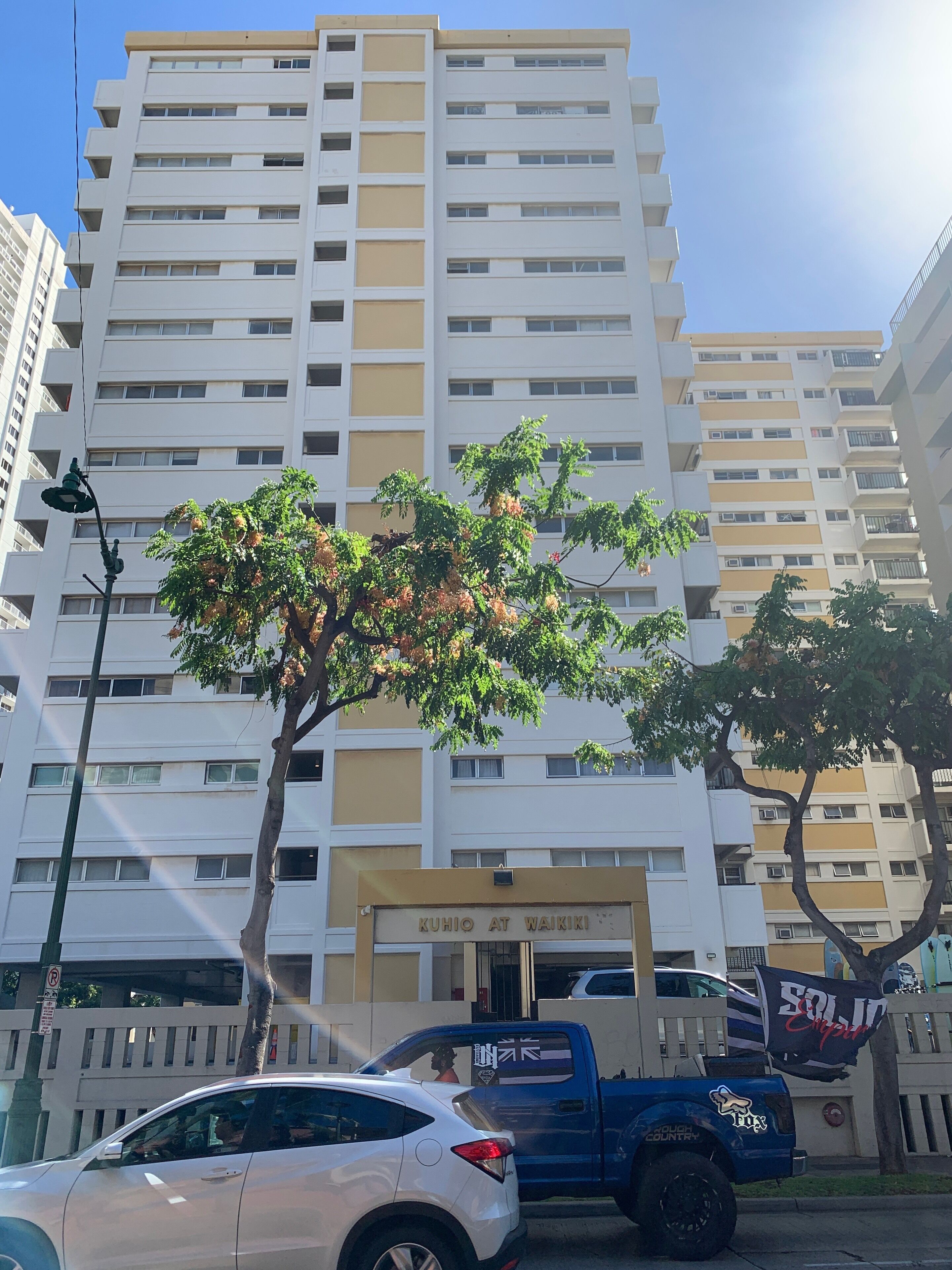 Un edificio a più piani con un cartello che riporta la scritta "KUHIO AT WAIKI".