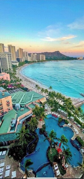 A resort with a large pool area, a beach, and a view of the ocean. - WELLCOME TO LOVELY CONDO 2 BEDS 2 BATHS FREE PARKING IN WAIKIKI BEACH (Honolulu)