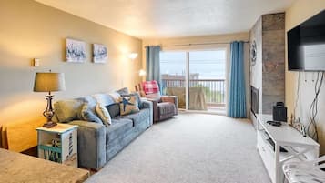 TV, caminetto, lettore DVD, tavolo da ping pong