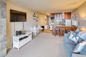 TV, fireplace, DVD player, ping pong - Cute Oceanfront Condo - Ground Floor - Beach Access! (Lincoln City)