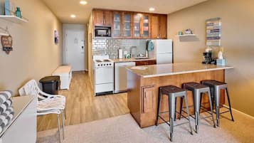 Frigorifero, microonde, forno, piano cottura