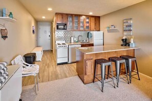 Fridge, microwave, oven, stovetop - Cute Oceanfront Condo - Ground Floor - Beach Access! (Lincoln City)