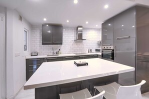 Kjøleskap, mikrobølgeovn, ovn og oppvaskmaskin