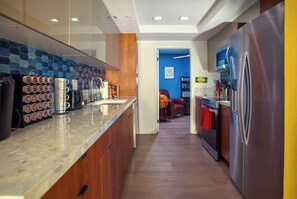 Fridge, microwave, oven, stovetop - Stylish 2BR+Office, Big Pool, Pickleball and more (Palm Springs)