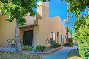 Exterior - Stylish 2BR+Office, Big Pool, Pickleball and more (Palm Springs)