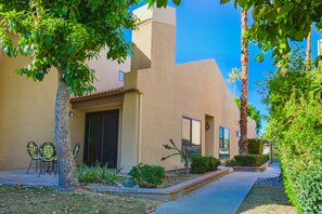 Exterior - Stylish 2BR+Office, Big Pool, Pickleball and more (Palm Springs)