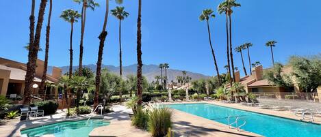 Een verwarmd zwembad