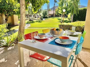 Outdoor dining - Stylish 2BR+Office, Big Pool, Pickleball and more (Palm Springs)