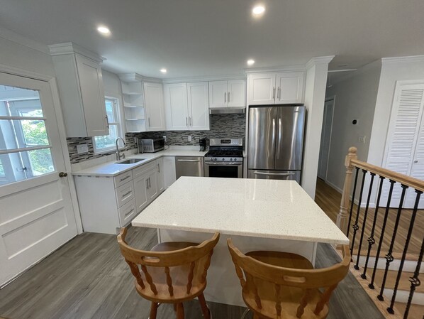 Réfrigérateur, four à micro-ondes, un four, surface de cuisson