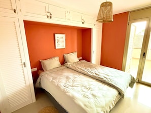 3 bedrooms, iron/ironing board, internet, bed sheets