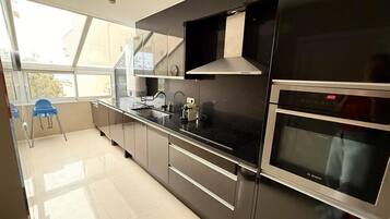 Fridge, oven, dishwasher, coffee/tea maker