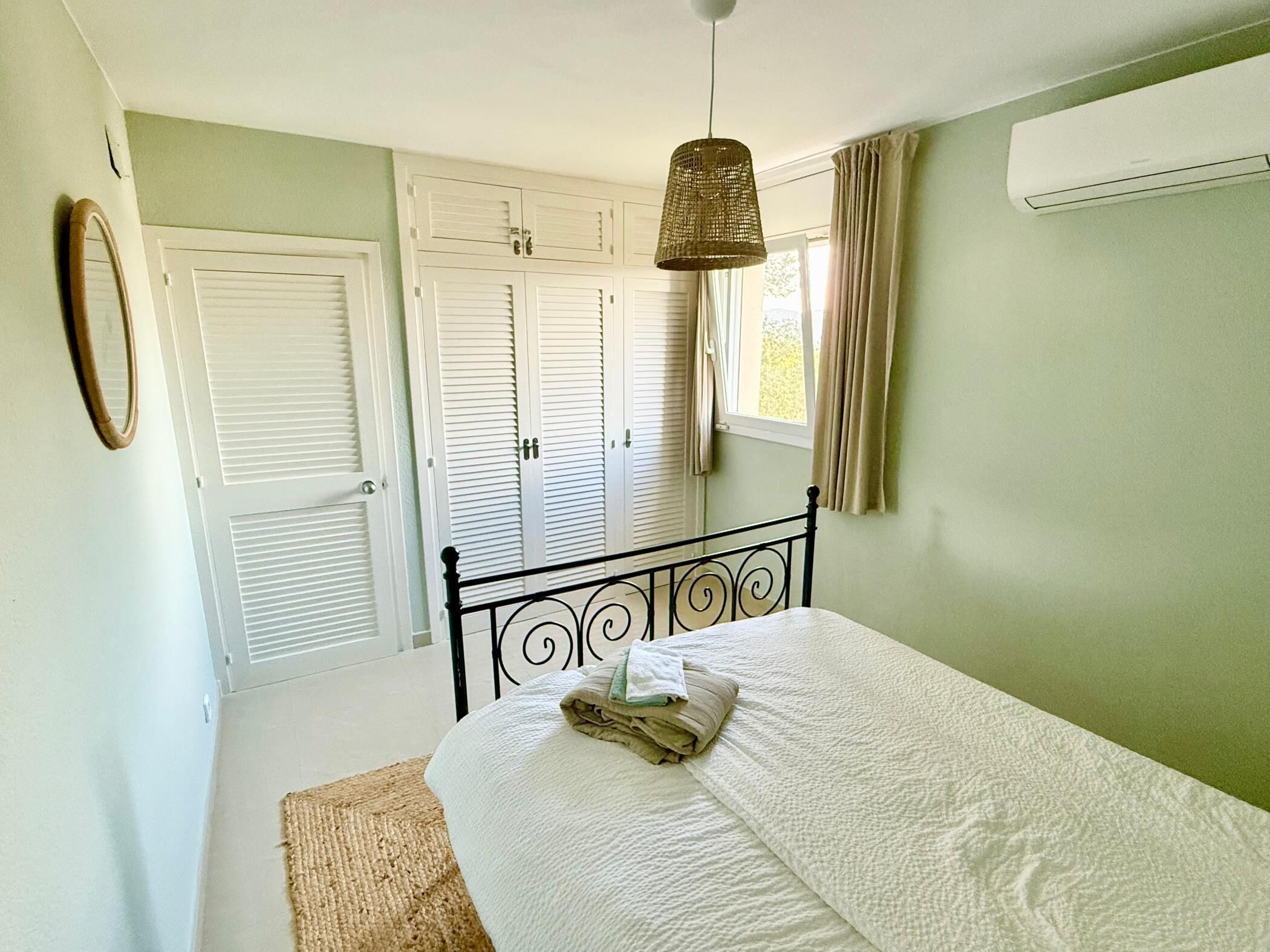 3 slaapkamers, een strijkplank/strijkijzer, wifi, beddengoed