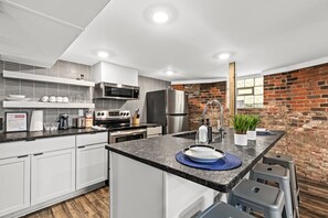 Private kitchen - Experience Comfort and Convenience in the Heart of Detroit's Midtown. (Detroit)