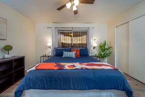 2 Schlafzimmer, Schreibtisch, Bügeleisen/Bügelbrett, Reisekinderbett