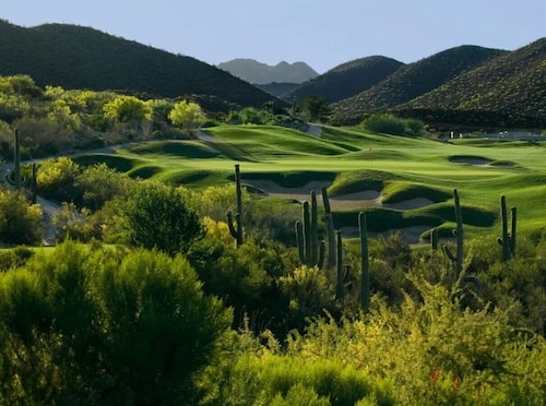 Pool / 2 BR 2 BA / Near JW Marriott / Patio