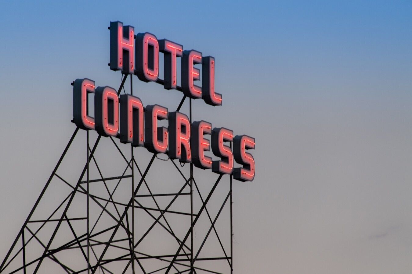 Metallirakenteeseen kiinnitetty kyltti, jossa lukee: ”HOTEL CONGRESS”.