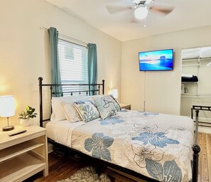 2 bedrooms, desk, iron/ironing board, free WiFi - BlueFish Cottage, Walk 2 Beach, Casino, Pet Friendly (Gulfport)
