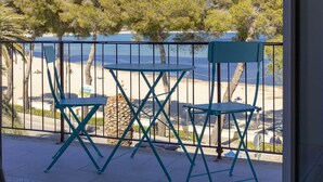 A balcony with a view of a beach and trees. - GIGLIO E MAREA - MAREA (Campo nell'Elba)