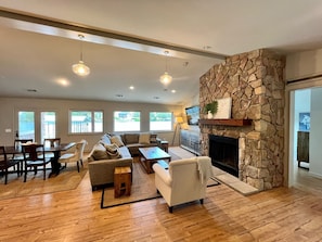 Smart TV, fireplace