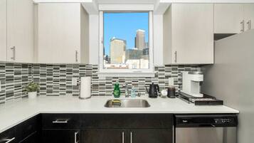 冰箱、微波炉、烤箱、炉灶