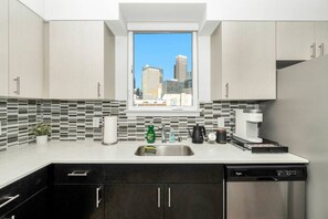 ثلاجة، ميكروويف، فرن، موقد طهي مسطح