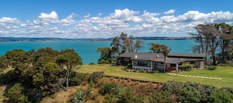 Farm house with 360 degree views over the Hauraki Gulf ..