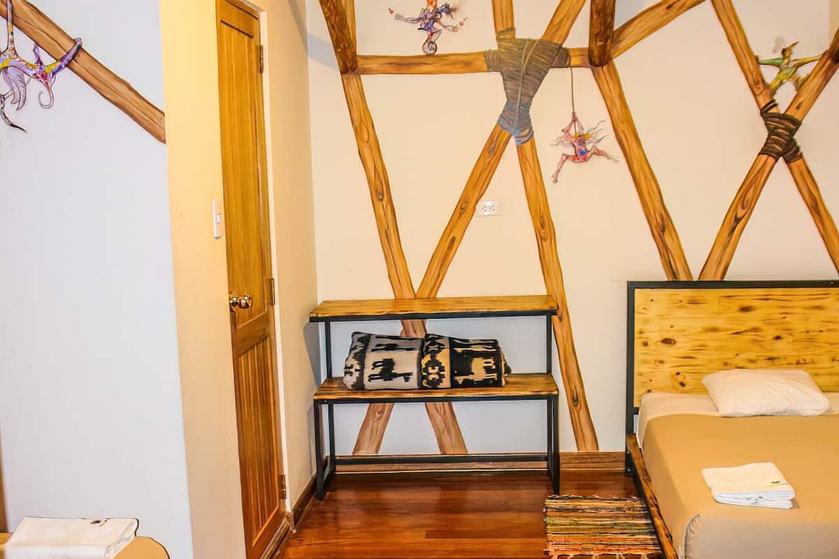 Habitación de diseñador con 2 camas individuales, 1 habitación, torre | Sábanas de algodón egipcio, ropa de cama de alta calidad y edredón