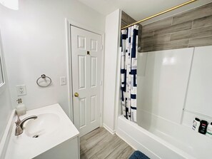 Duschwanne, Handtücher, Seife, Shampoo