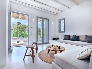 Un salon moderne avec un canapé, une table basse et un coin repas.