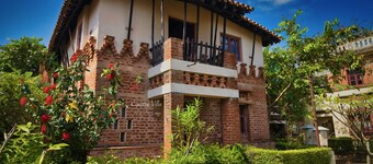 Country Villa with Modern Amenities, Santiniketan