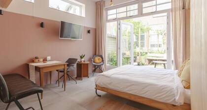 Lovely and Charming Guesthouse Near City Center Close to Rotterdam