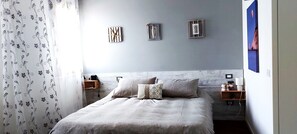 2 chambres, bureau, fer et planche à repasser, lit parapluie