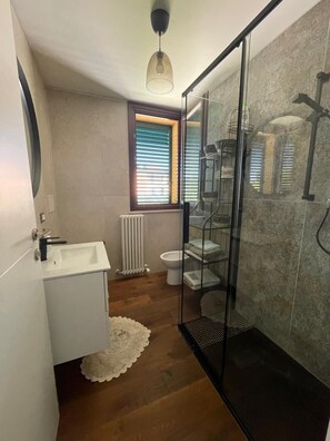 Doccia, asciugacapelli, bidet, asciugamani