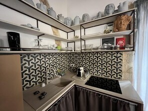 Fridge, oven, stovetop, coffee/tea maker