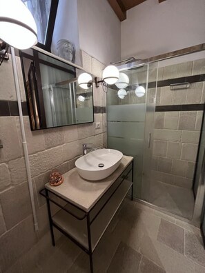 Haartrockner, Handtücher, Seife, Shampoo