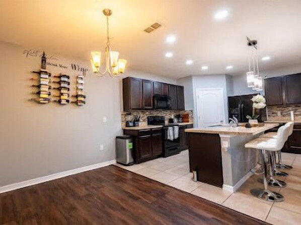 Kylskåp, mikrovågsugn, ugn och spishäll