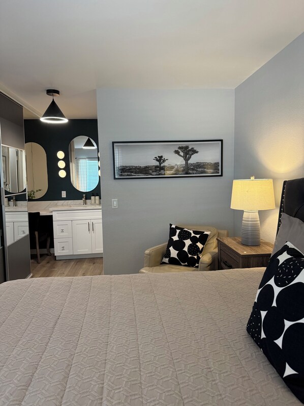 1 bedroom, desk, free WiFi, bed sheets - Modern & Private Corner-Unit Condo in Central Mira Mesa (San Diego)