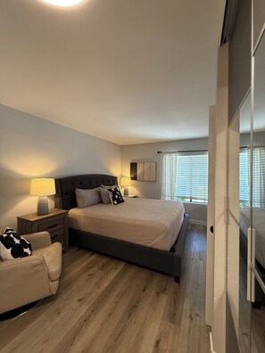 1 bedroom, desk, free WiFi, bed sheets - Modern & Private Corner-Unit Condo in Central Mira Mesa (San Diego)