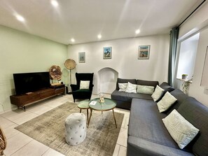 TV - Halte Lutine - Maison Chaleureuse en Pierres (Luc-sur-Mer)