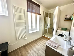 Douche, serviettes fournies