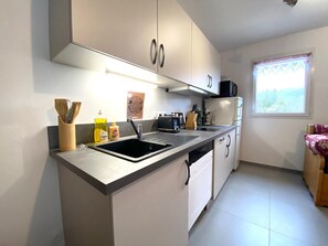 Refrigerador, microondas, lavavajillas y tostadora 