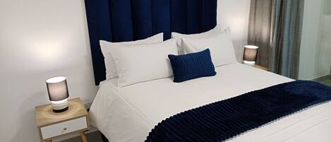 1 間睡房、書桌、熨斗/熨衫板、可攜式嬰兒床