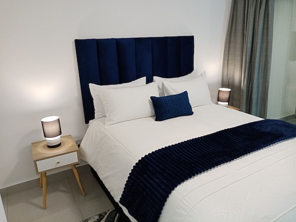 1 Schlafzimmer, Schreibtisch, Bügeleisen/Bügelbrett, Reisekinderbett